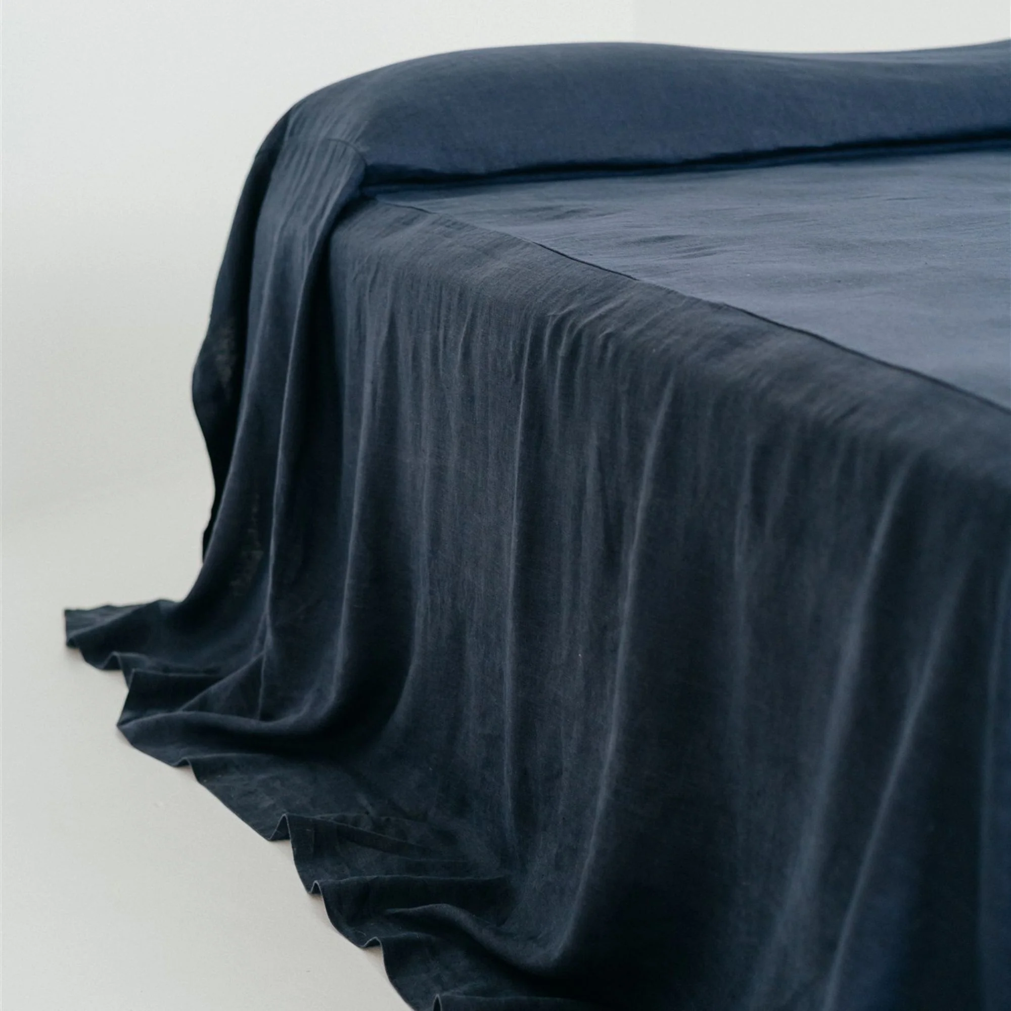 Bedspread in Heavyweight Linen - Midnight Blue - Image 2