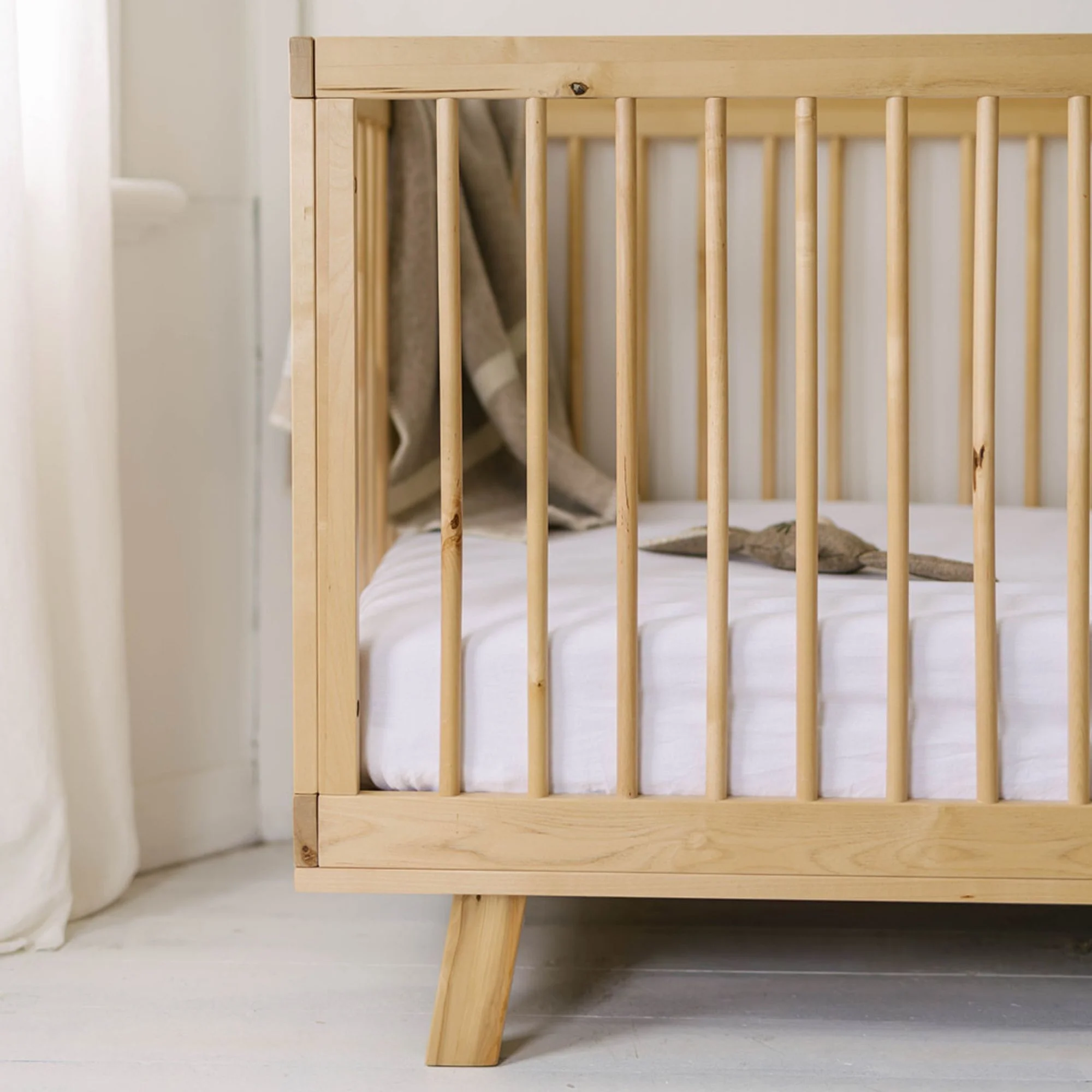 Brilliant White Linen Cot/Bassinet Sheet - Image 3