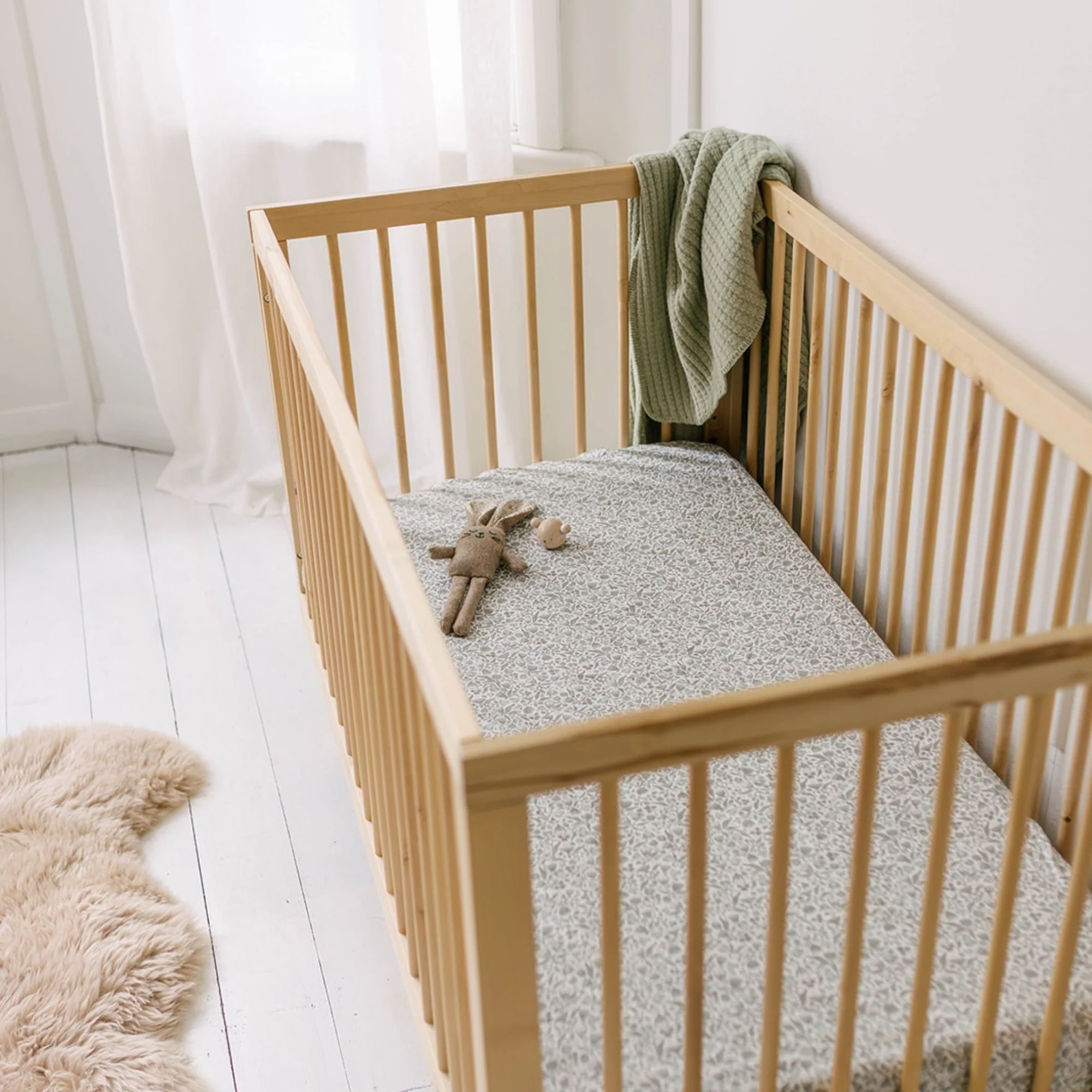 Evelyn Linen Cot/Bassinet Sheet - Image 4