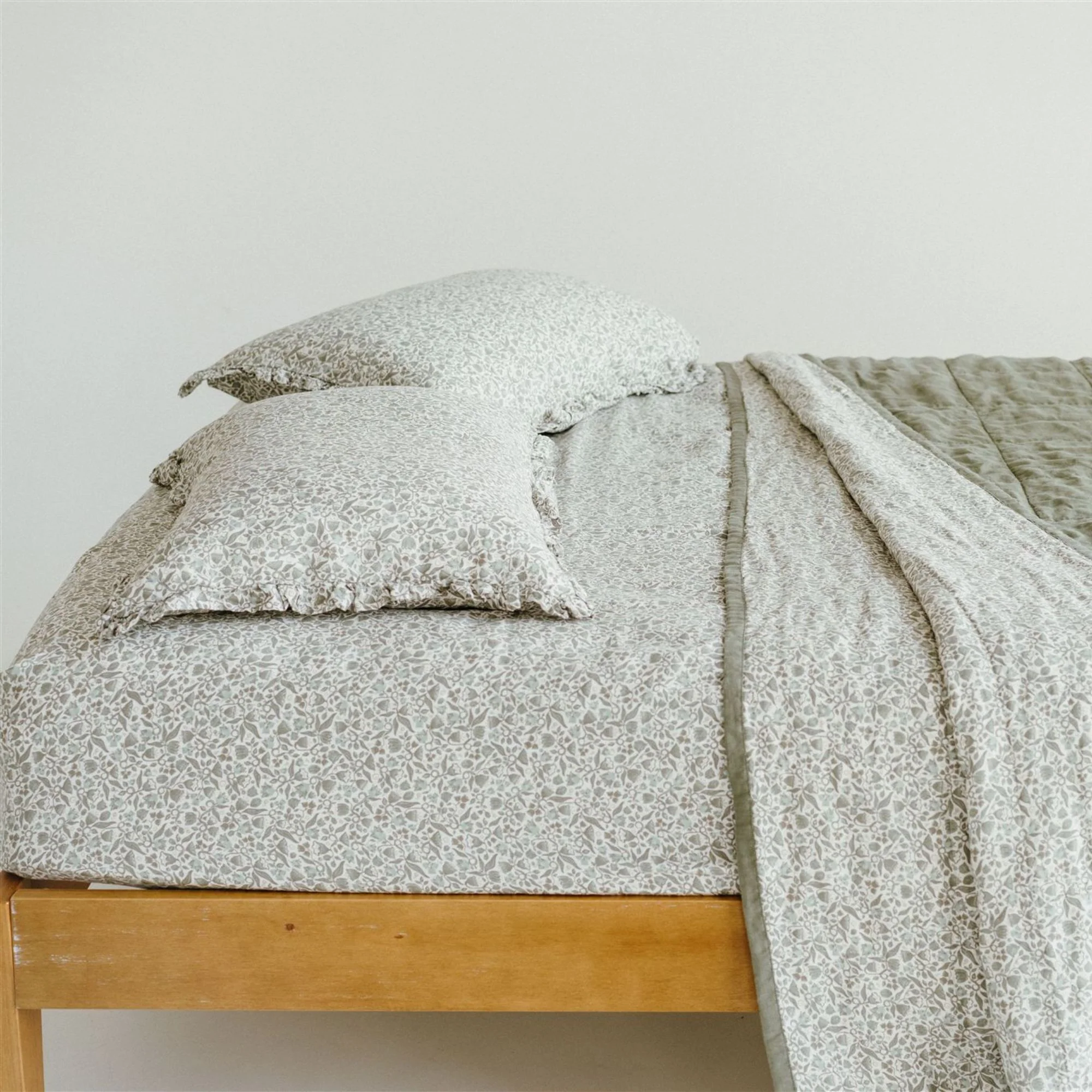 Evelyn X Cactus Linen Quilt - Image 10