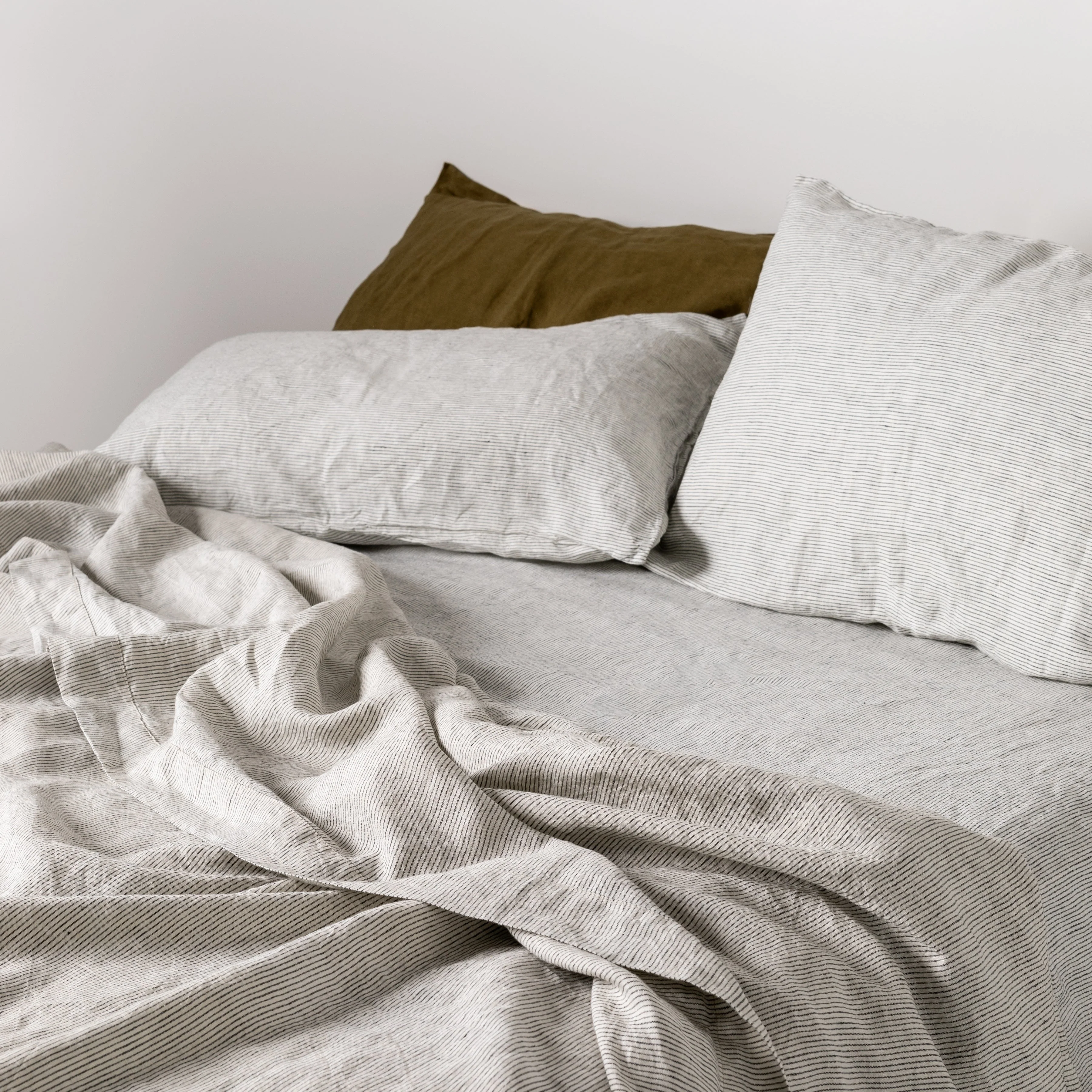 Pinstripes Linen Sheets Set - Image 3